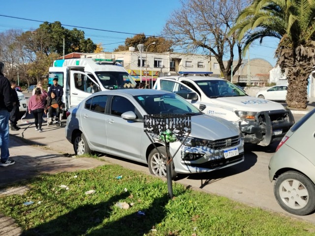 Una mujer sufri contusiones al ser encerrada por una camioneta